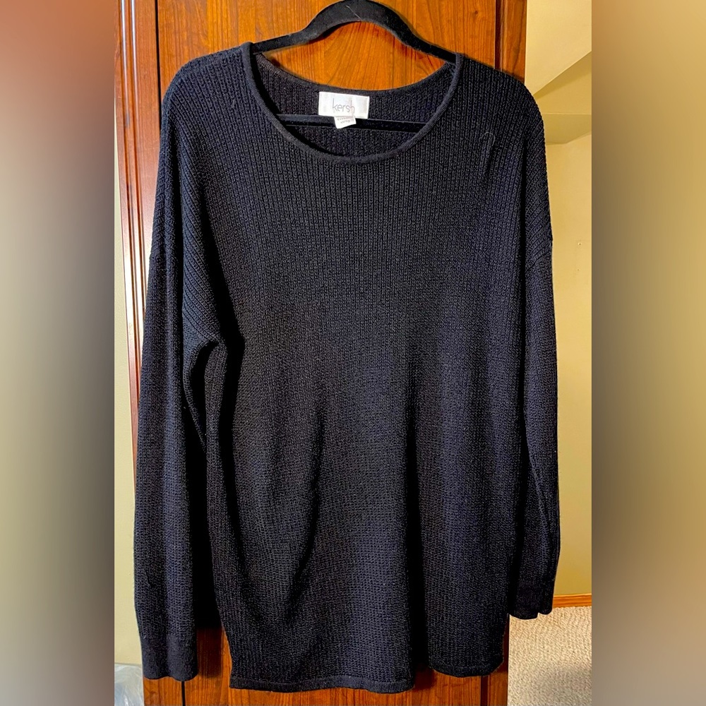 Black XL relaxed pullover to wear with jeans or leggings